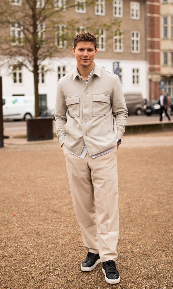 Palermo Pants sat sammen med lysegrøn skjortejakke og sorte sneakers